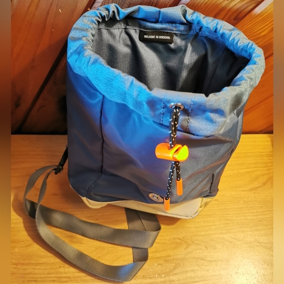 Herschel Retreat Sling Bag - Picture 4 of 4